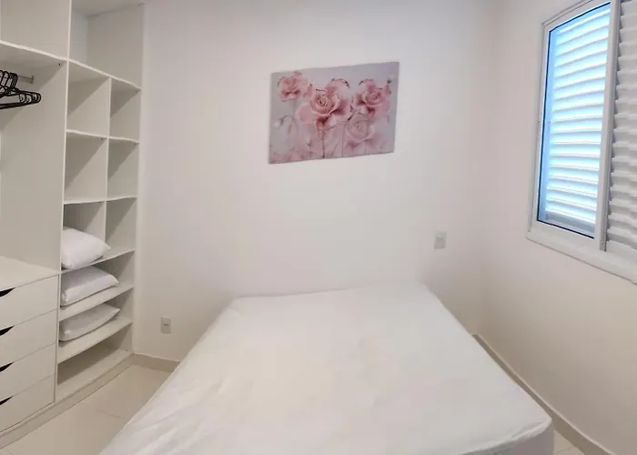 novo a 350 m da praia das Toninhas em - 2 dormitórios sendo 1 suite, piscina, varanda gourmet com churrasqueira, ar condicionado, cozinha completa, garagem privativa