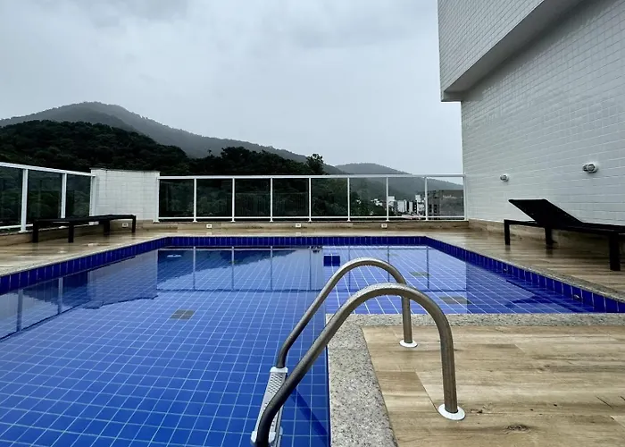 novo a 350 m da praia das Toninhas em - 2 dormitórios sendo 1 suite, piscina, varanda gourmet com churrasqueira, ar condicionado, cozinha completa, garagem privativa