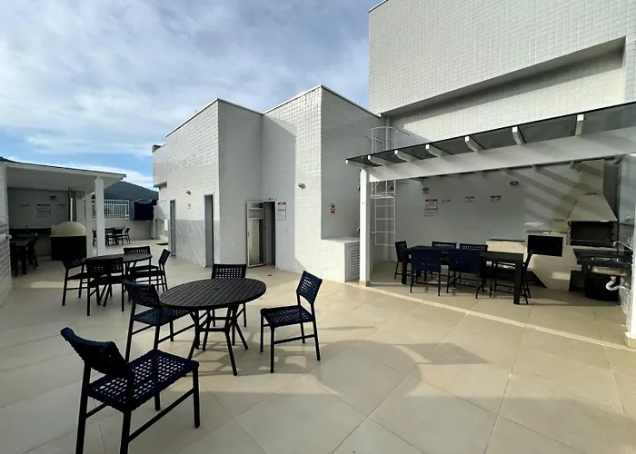novo a 350 m da praia das Toninhas em - 2 dormitórios sendo 1 suite, piscina, varanda gourmet com churrasqueira, ar condicionado, cozinha completa, garagem privativa